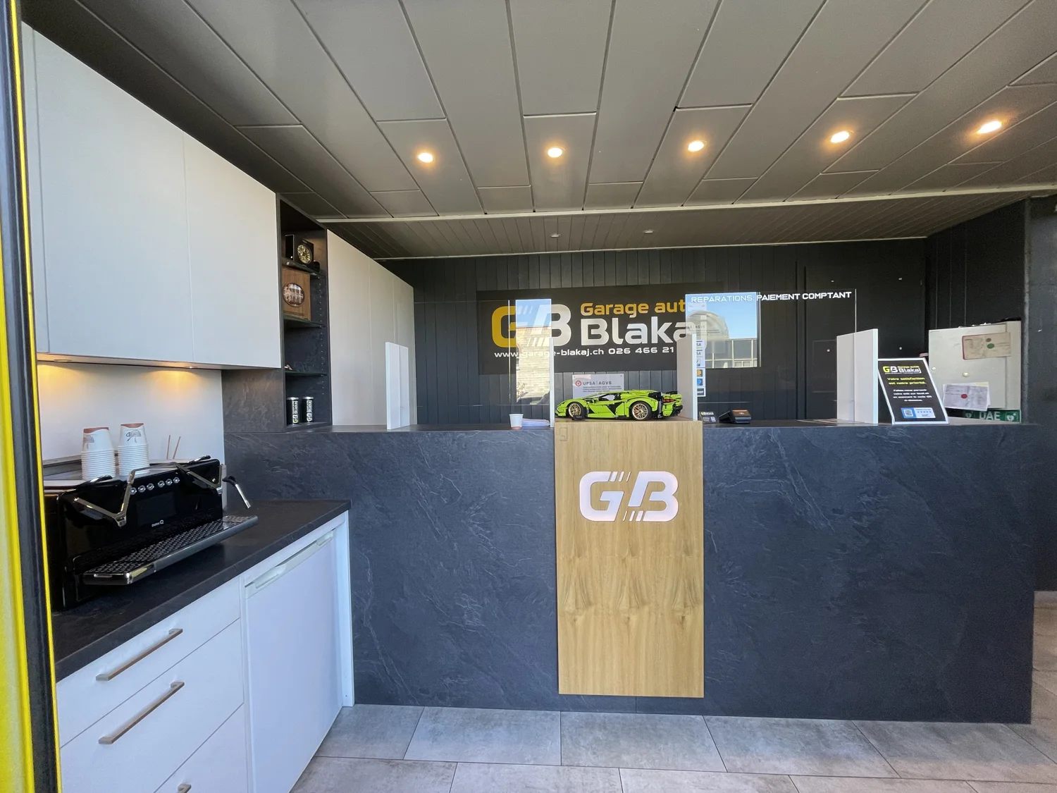 Réception et espace d'accueil du Garage Auto Blakaj à Granges-Paccot
